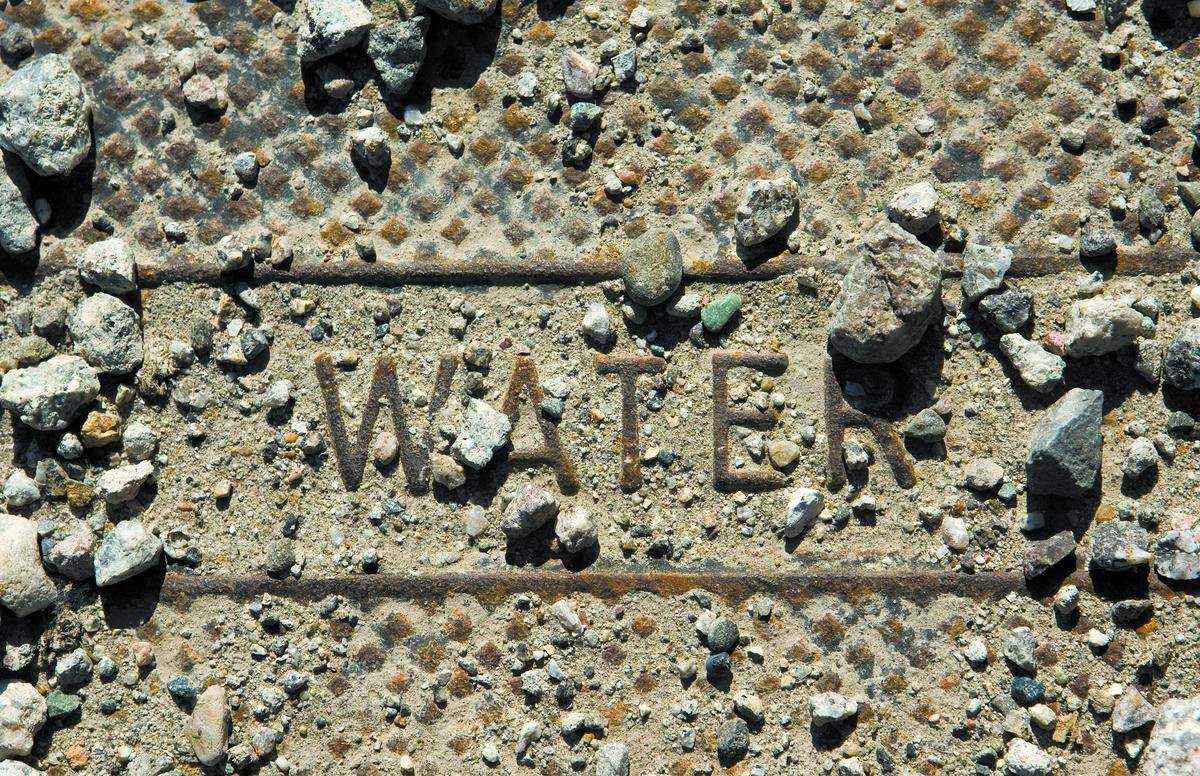 A utility box near the Paso Robles airport. 