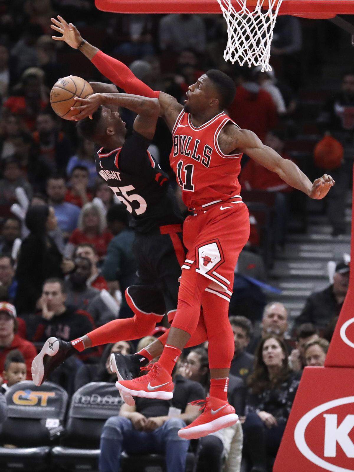 Former Cal Poly standout David Nwaba, right, guards Toronto Raptors guard Delon Wright during the second half of an NBA basketball game Feb. 14, 2018, in Chicago.