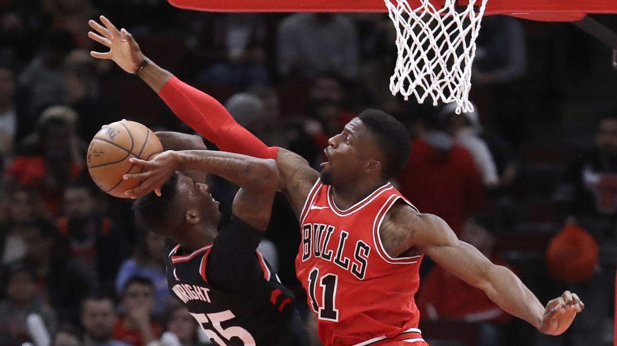 Former Cal Poly standout David Nwaba, right, guards Toronto Raptors guard Delon Wright during the second half of an NBA basketball game Feb. 14, 2018, in Chicago.