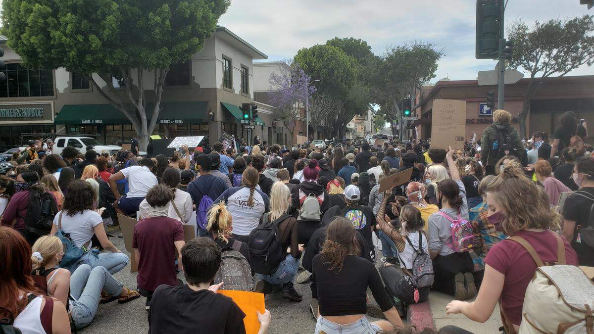 Protesters kneel at the intersection of Morro and Marsh streets in San Luis Obispo on June 1, 2020.