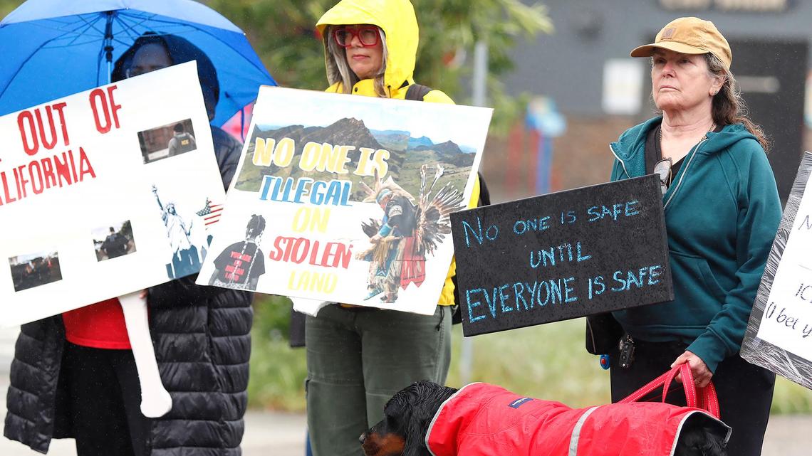 ‘Aquí con dignidad.’ Manifestantes marchan por Paso Robles en apoyo a los inmigrantes