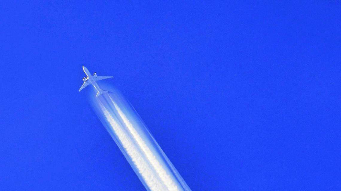 Blue skies provide sharp backdrop for airplane contrails, and they can be predicted