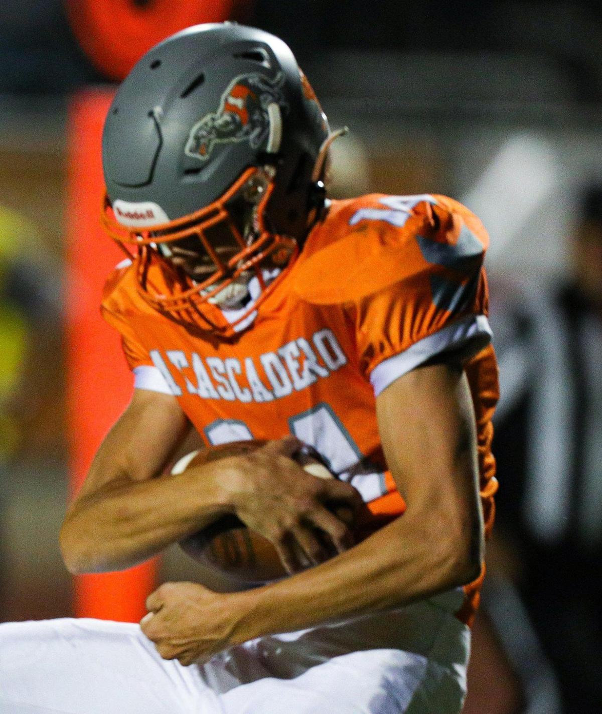 Mason Degnan catches a pass for touchdown. The Atascadero Greyhounds beat the Templeton Eagles 27-21. Atascadero high School hosted Templeton in Ocean League football on Oct. 7, 2022.