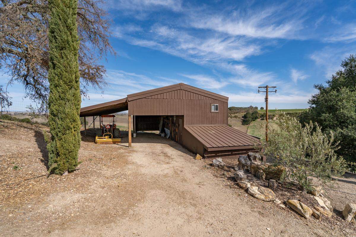 A 24-acre estate located in the Willow Creek district of the Paso Robles American Viticultural Area — and has roots stretching back to a celebrated Napa Valley winery — has recently been put on the market for just under $3 million.