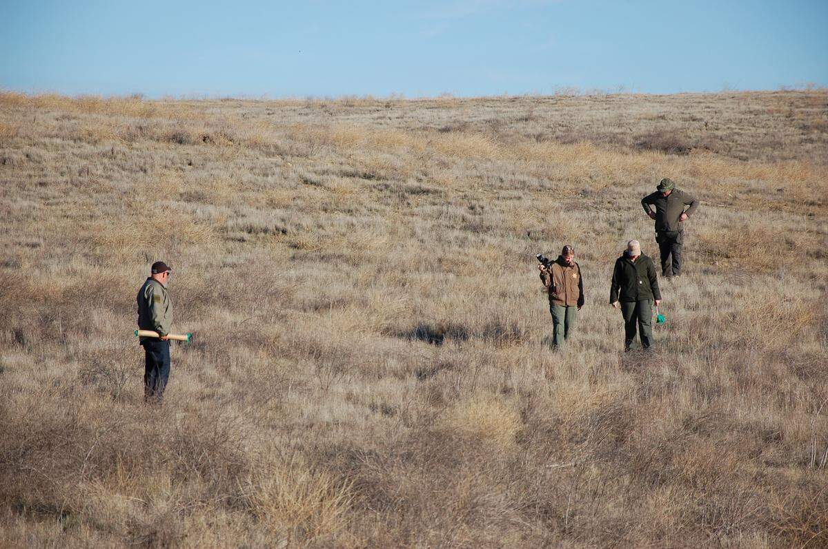 Sheriff’s Office personnel gather evidence Tuesday, Dec. 18, 2018, in an area off Highway 58 in eastern San Luis Obispo County after murder suspect Carlo Alberto Fuentes Flores led investigators to the remains of Nancy Woodrum.