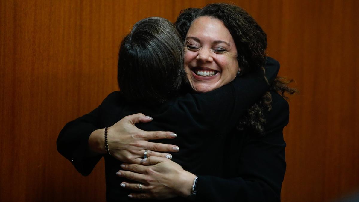 San Luis Obispo Councilwoman Erica Stewart gets a hug from fellow Councilwoman Andy Pease in 2018. Hugs are among the things columnist Kathe Tanner is missing this Valentine’s Day.
