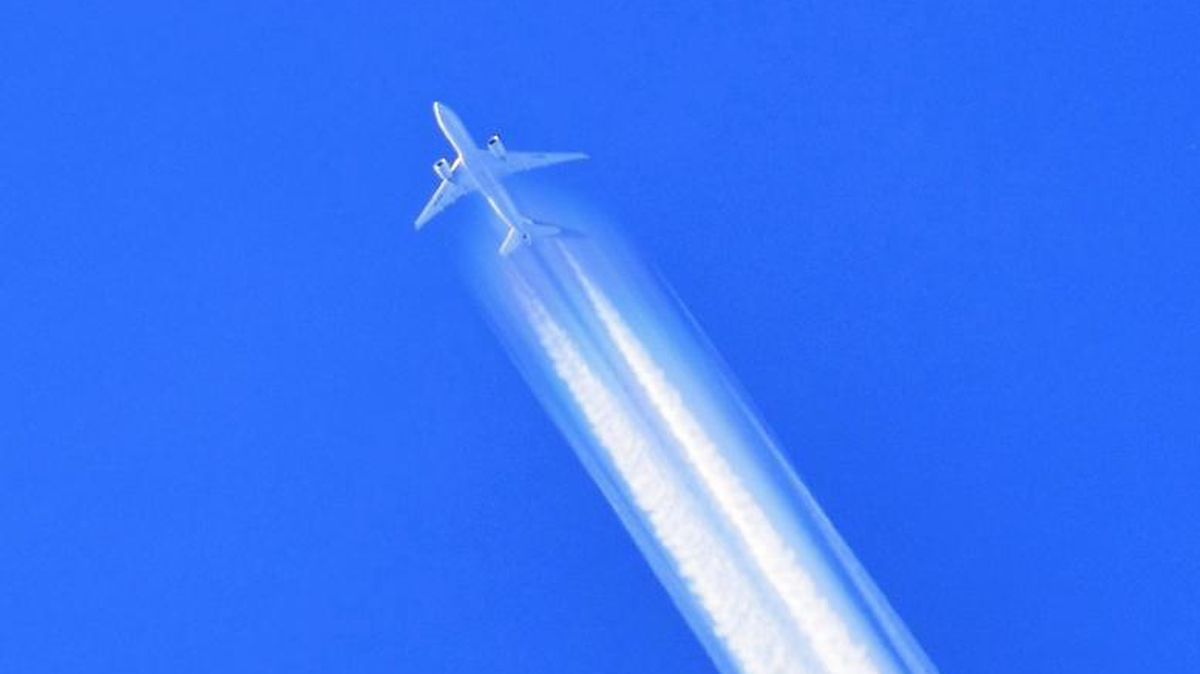 PG&E meteorologist John Lindsey took this photo of an airliner flying high above the Central Coast.