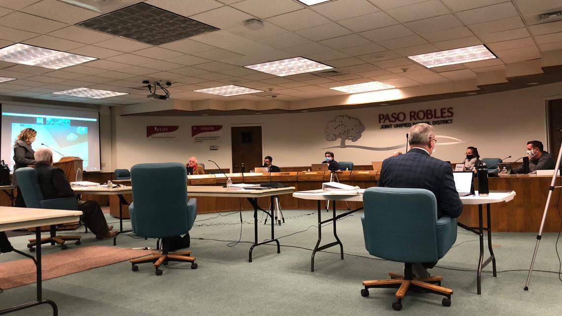 La junta directiva del Distrito Escolar de Paso Robles escucha mientras la superientendente adjunta Jen Gaviola presenta un tema de la agenda durante una reunión de 12 de enero de 2021.