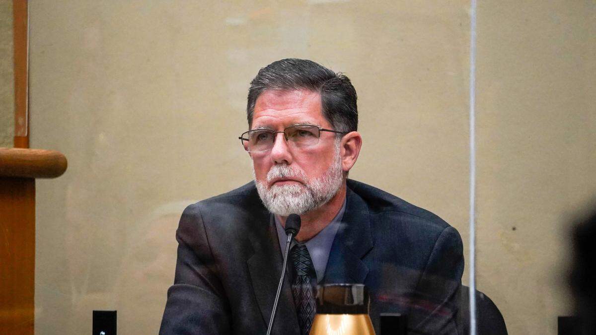 Forensics specialist John Lehr answers questions from San Luis Obispo County Assistant District Attorney Eric Dobroth during his testimony. Lehr interacted briefly with Stephen Deflaun while collecting gunshot residue from Deflaun’s hands the morning after Deflaun allegedly killed Stephen Wells, 37, and his 11-year-old nephew, Jerry Rios Jr., on July 8, 2001 at Morro Strand State Beach.