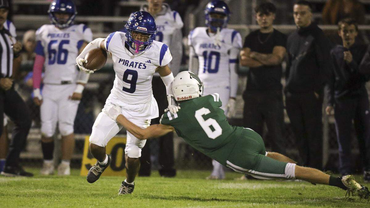 Efrain Hernandez eludes a tacke by Cameron Stevens. Templeton beat Morro Bay 56-14 in football game seen here on Oct. 9, 2025.