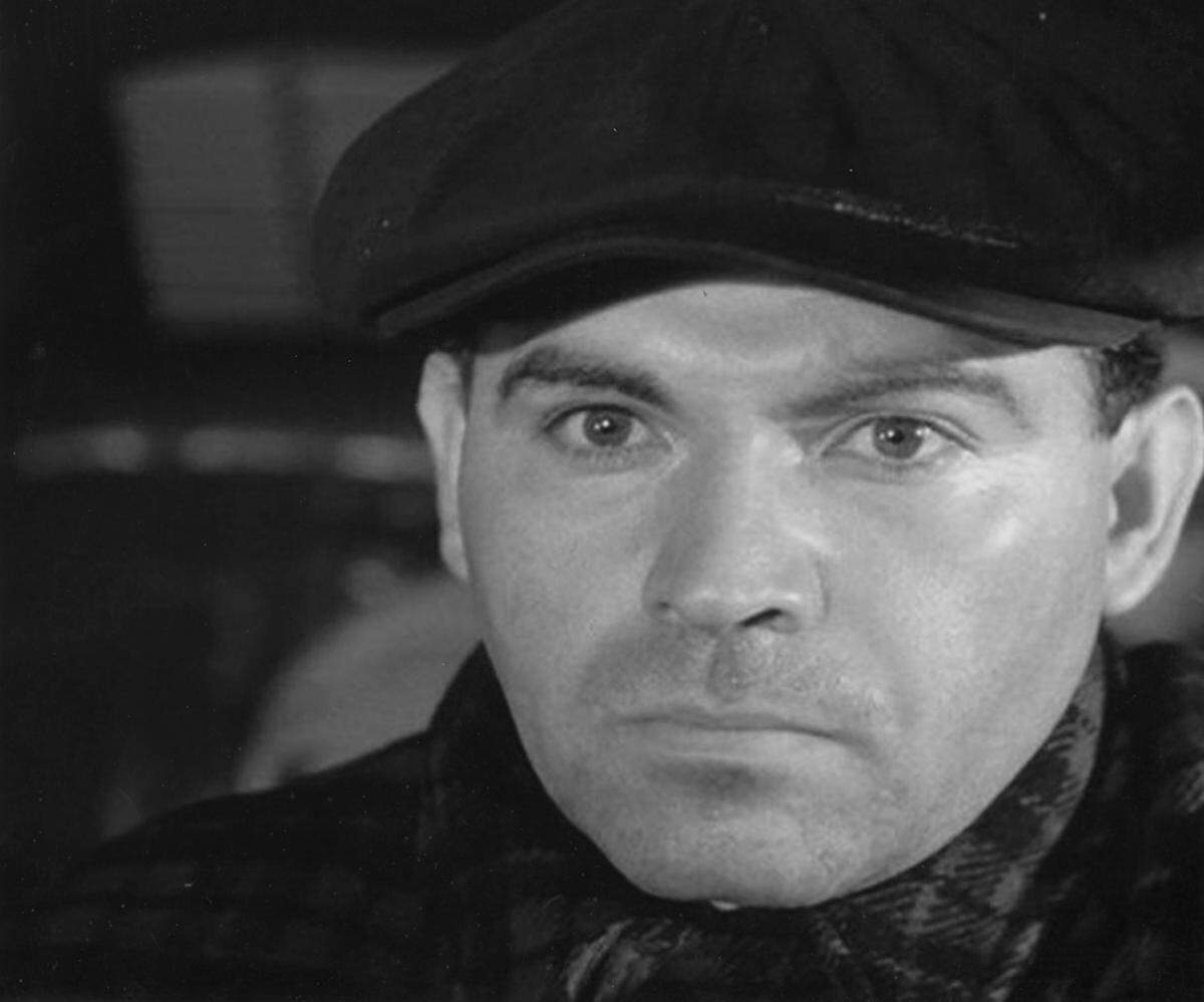 Cambria resident Nehemiah Persoff appears as a mob-connected cab driver in “On the Waterfront” in 1954.