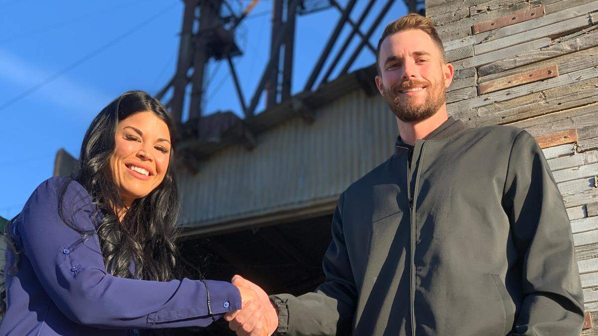 Elizabeth Covert, chair of the Templeton Chamber of Commerce and solar consultant at A.M. Sun Solar, shakes hands with Isiah Gomer of Paso Robles Waste and Recycle, the outgoing chair of Paso Robles Chamber of Commerce. The two North County chambers unanimously agreed to merge in January 2022.
