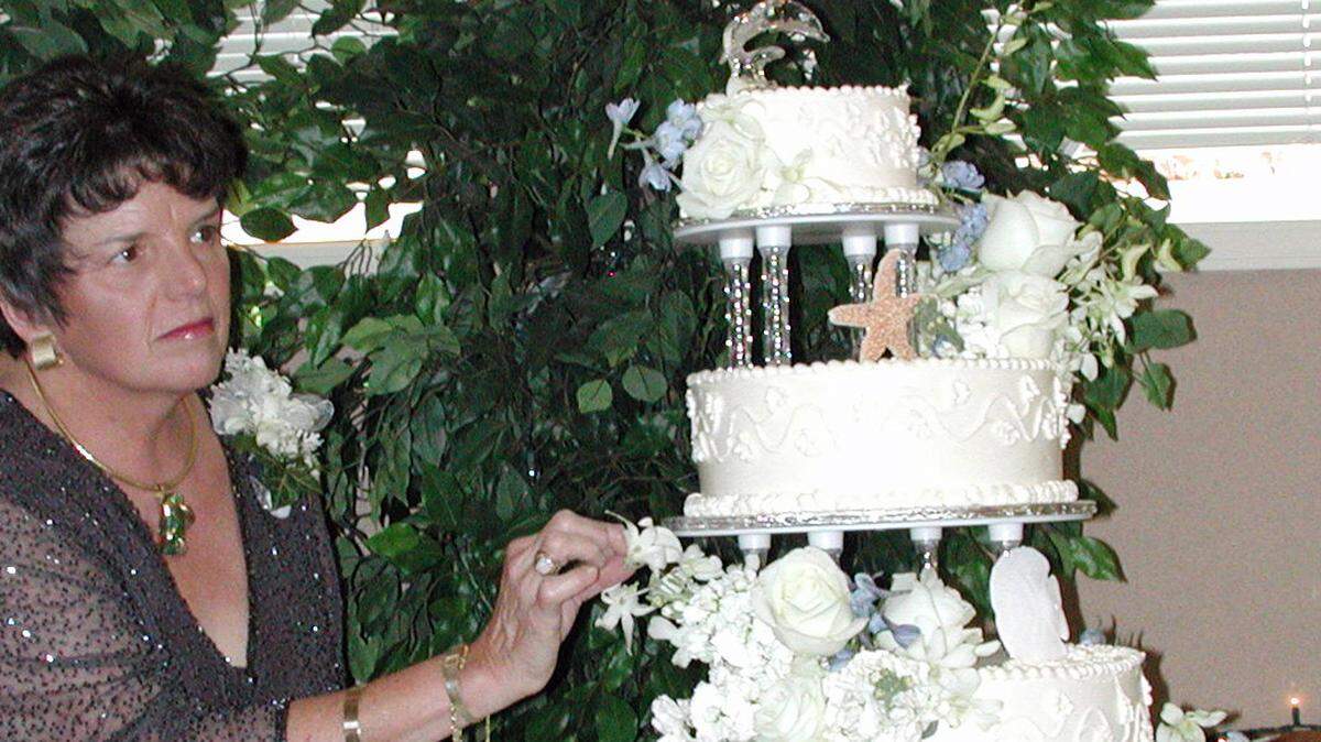 Cambrian columnist Kathe Tanner decorating a wedding cake for a local couple in August 2003.