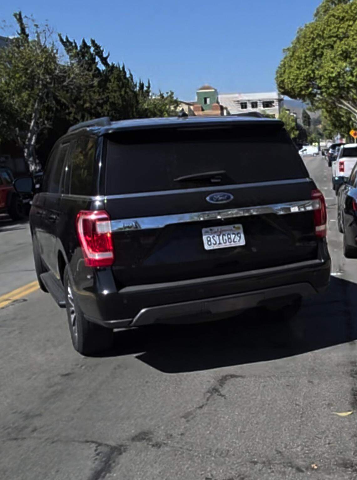 El vehículo utilizado por agentes enmascarados del ICE que arrestaron a Omar Catalán Estrada cuando salía del Tribunal Superior de San Luis Obispo el 31 de julio de 2025.