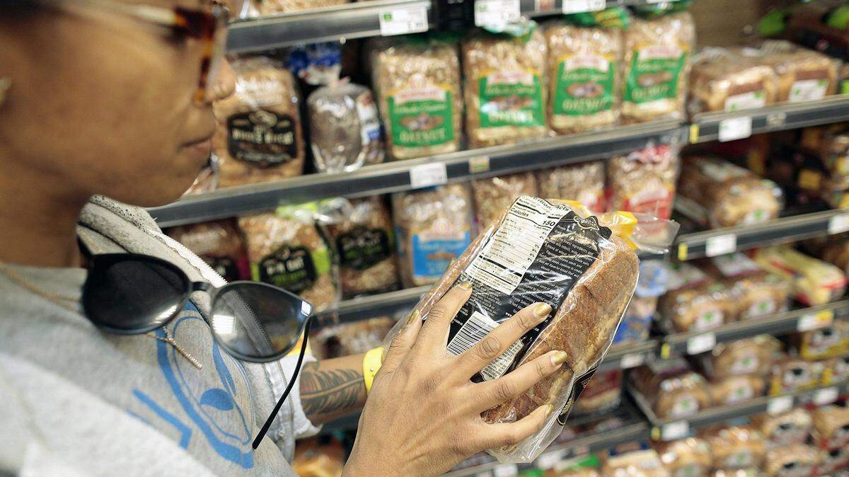 Tori Strickland of Local Matters talks about how to make your grocery dollars stretch in the breads section at the Northland Kroger in Columbus, Ohio. With so many choices, supermarket shopping can be an overwhelming experience, retired San Luis Obispo therapist Linda Lewis Griffith says.