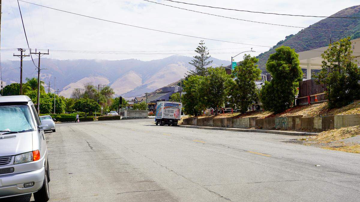The city of San Luis Obispo is looking to place an interim safe parking site on Palm Street near the San Luis Obispo Veterans Hall to keep unhoused residents sheltered until the city’s rotational safe parking program is ready to open. The parking site would occupy around 200 feet of street between the entrance to the Veterans Hall parking lot and Grand Avenue between 7 p.m. and 7 a.m.