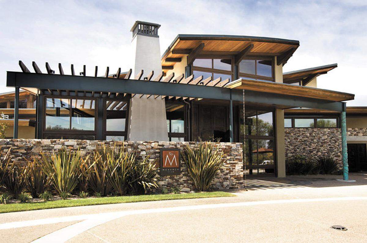 Trilogy at Monach Dunes boasts a clubhouse, two golf courses and two restaurants, but developers say they’ve been unable to attract a grocery store.