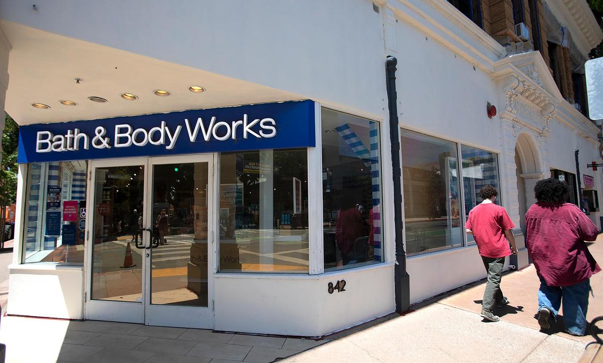 San Luis Obispo’s historic Warden Building on Higuera Street — home to Bath & Body Works — is being painted white, much to the concern for some residents.