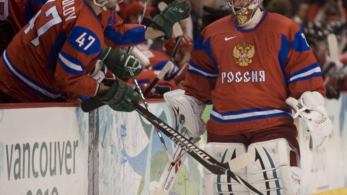 Russian goaltender Evgeni Nabokov is pulled early in the second period after giving up six goals against Canada. (Kevin Sullivan/Orange County Register/MCT)