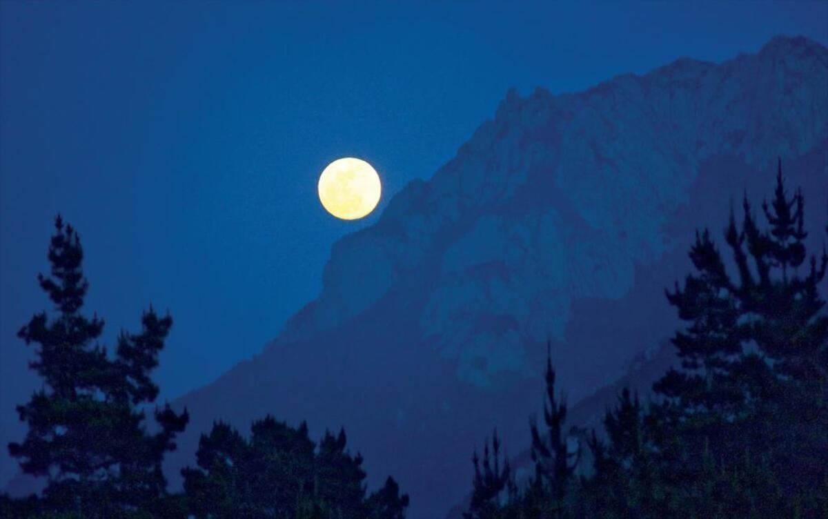 April’s full moon, called the pink moon, will rise on Sunday, April 29, 2018. This photo of the moon was taken in October.