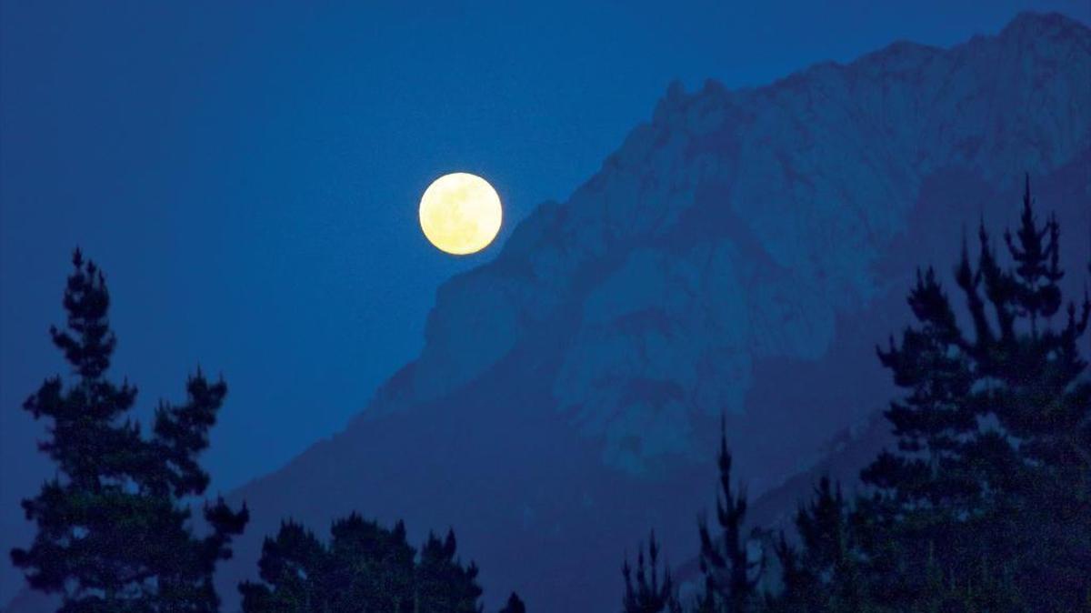 April's full moon, called the pink moon, will rise on Sunday, April 29, 2018. This photo of the moon was taken in October.
