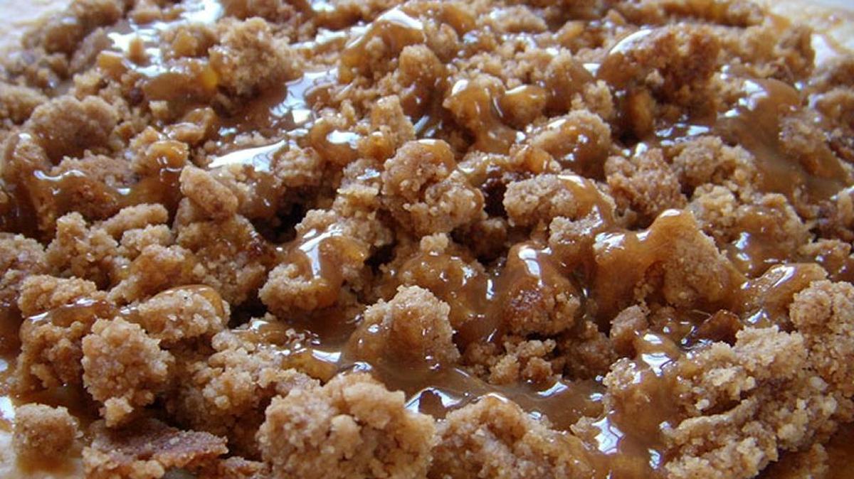 This mock apple pie — made with crackers instead of apples — will fool your friends into thinking they’re eating the real thing.