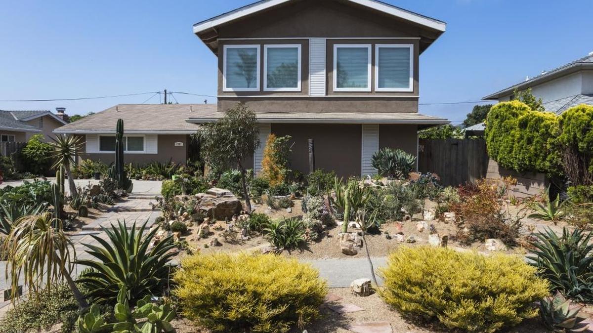 All of the garden’s themed areas work together to form a unified landscape for the front of the house.