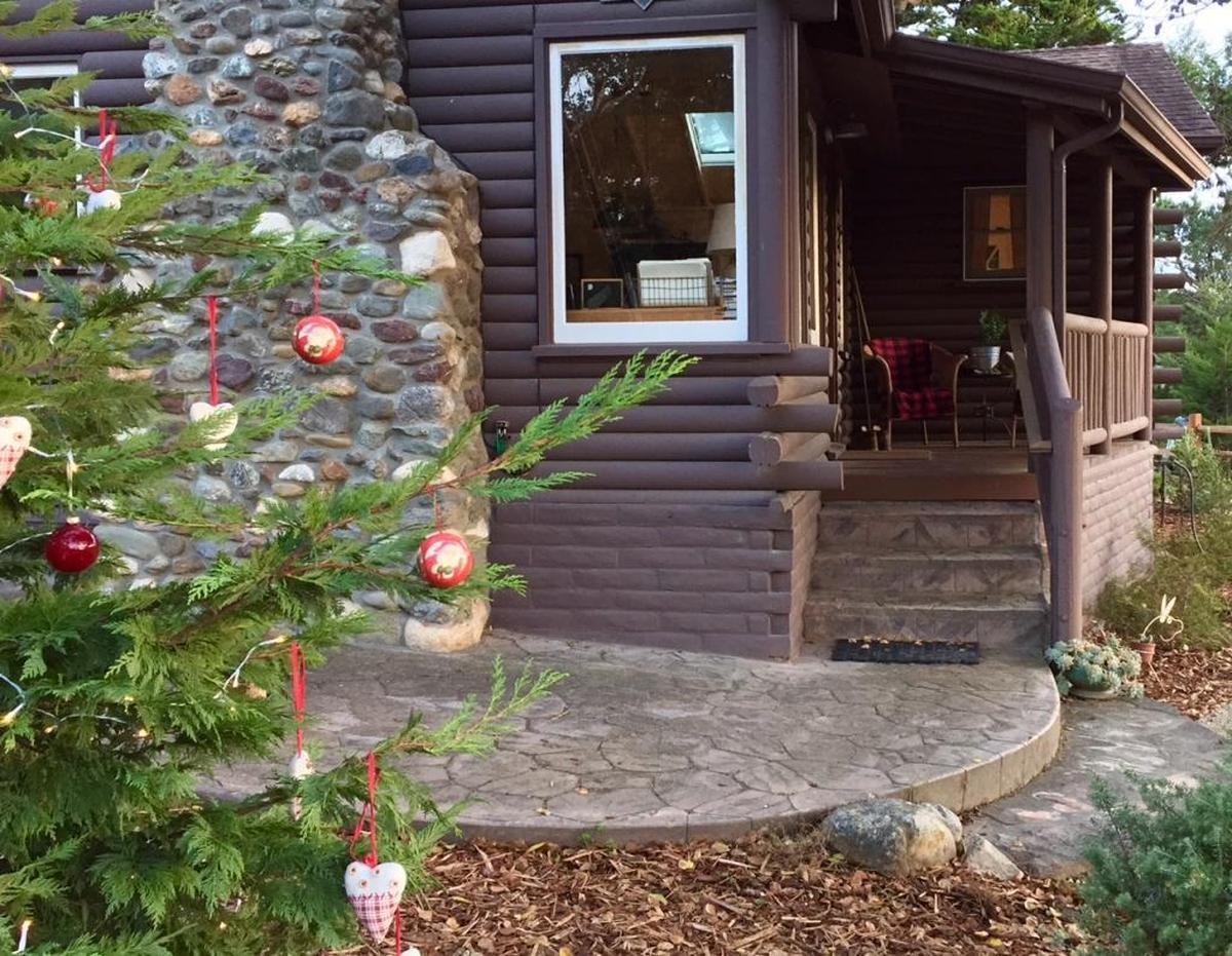 Simple, tasteful holiday decorations reflect the woodland setting of the Warwick log cabin in Cambria, renovated by interior designer Laila Tallon and retired set designer Scott Beukelman.