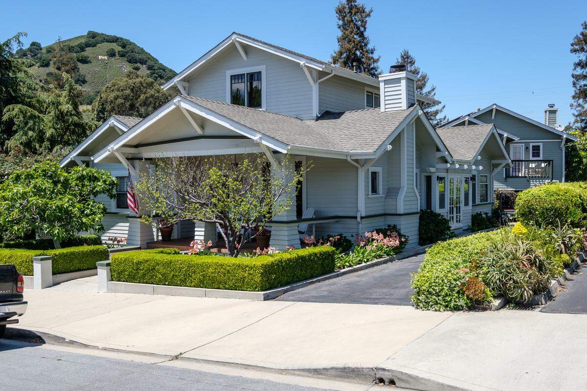 Buit in 1924, the Barbieri familly’s Craftsman-style home sits in the historic Mission Gardens area of San Luis Obispo.