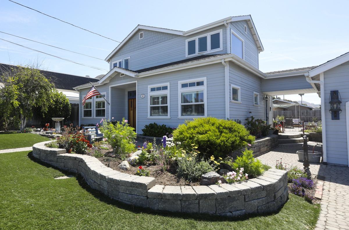 With its grey-and-white color scheme, horizontal wood siding and colorful flower beds, Kathy and Jim Pashone’s Cayucos home has an traditional East Coast vibe.