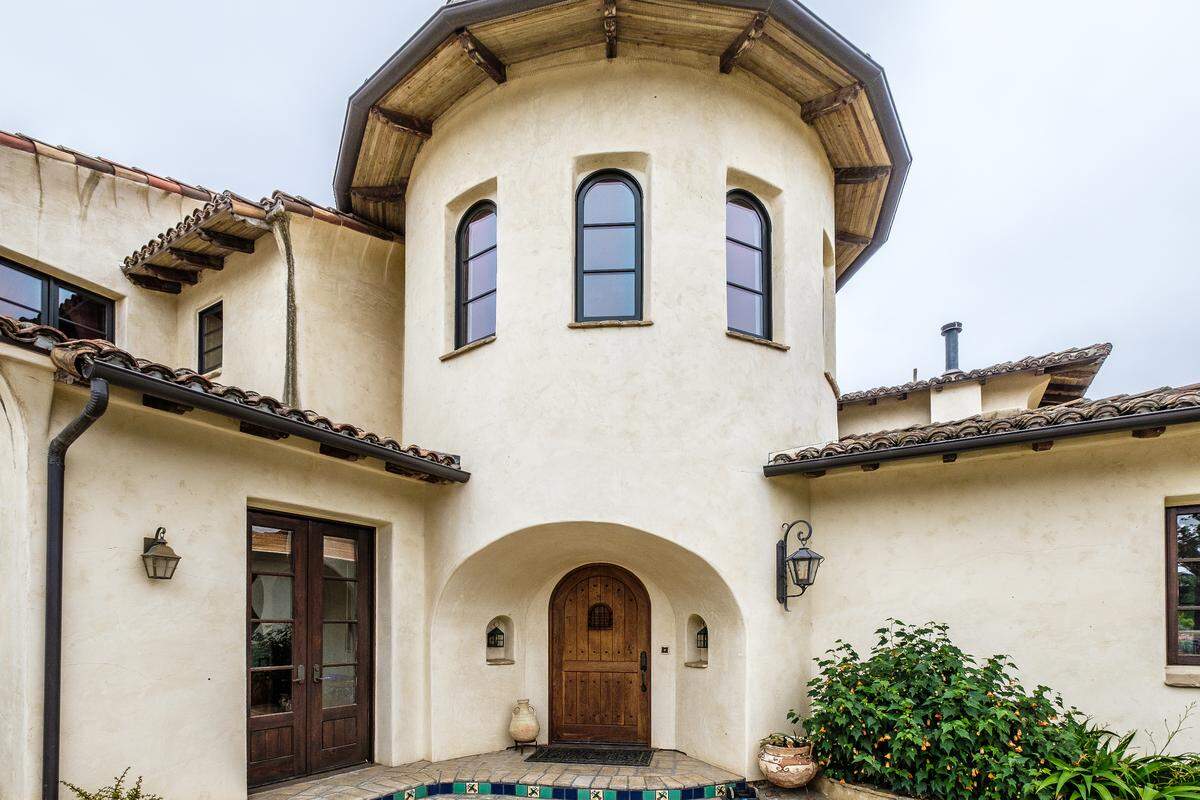 The San Luis Obispo home of Bambi and Christopher Banys was built in 2004 in the Spanish Hacienda style.