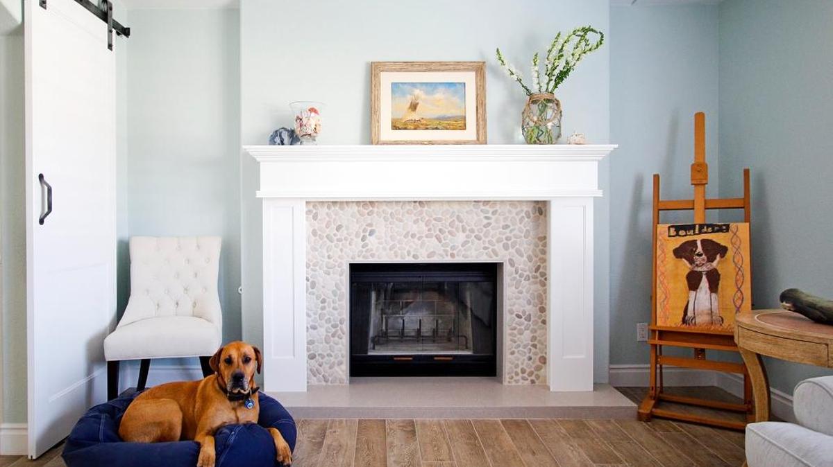 Pebbles surrounding the den fireplace are reminiscent of the ocean.