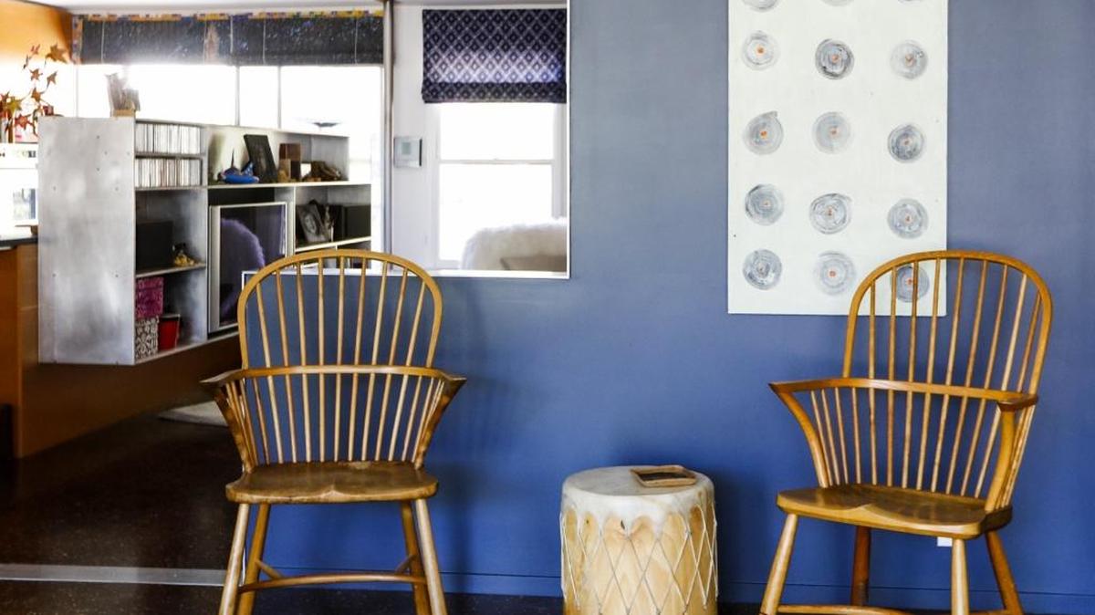 Heather Tissue likes to mix eclectic furnishings into her decor, which add a warm feel to the modern architecture.