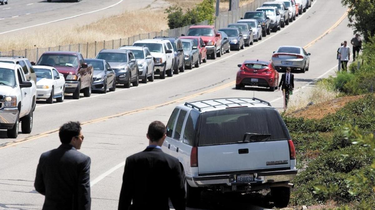 After the parking lot filled at PG&E’s Energy Education Center on Ontario Road, job seekers began to park on the road at a job fair in 2014. PG&E is hosting a job fair Thursday to find temporary workers for a refueling outage at Diablo Canyon.