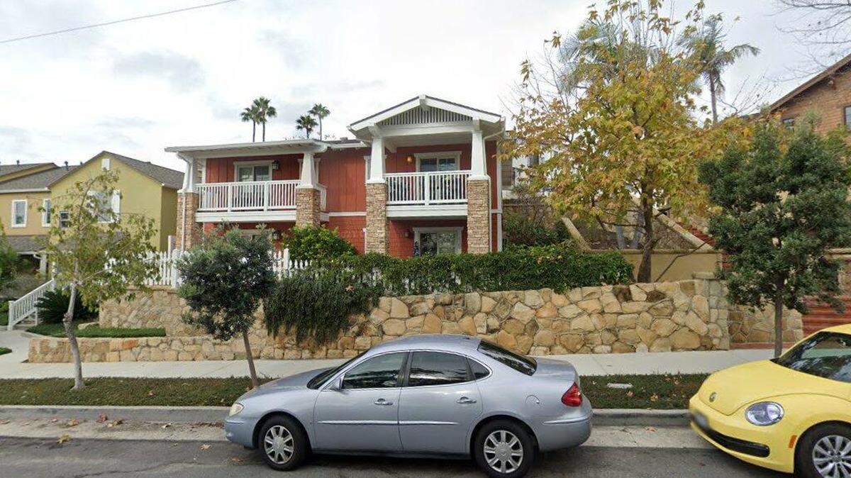 Apartment building on 600 block of East Micheltorena Street