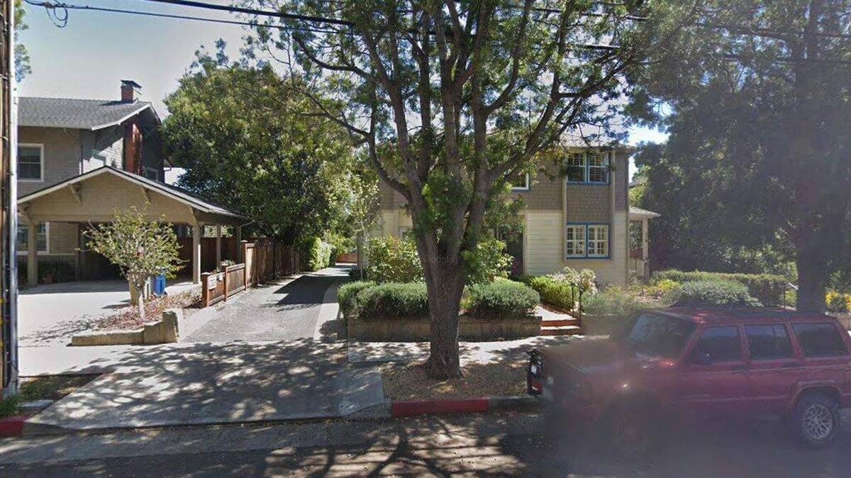 Apartment building on 600 block of East Micheltorena Street