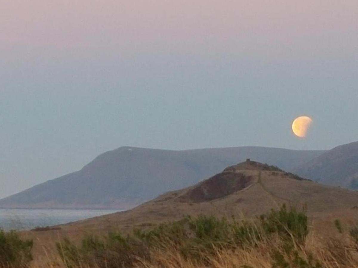 The moon setting as seen from Cayucos, California.