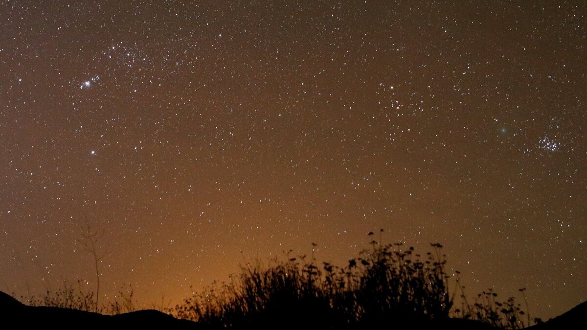 Comet 46P/Wirtanen is visible as a nebulous green smudge in the night sky two hand lengths to the right of the constallation Orion and to the left of the Pleiades. Seen in this photo in the right middle of the photo. The photo made on Cuesta Grade exposure was 25 seconds - f4 - ISO 6400.