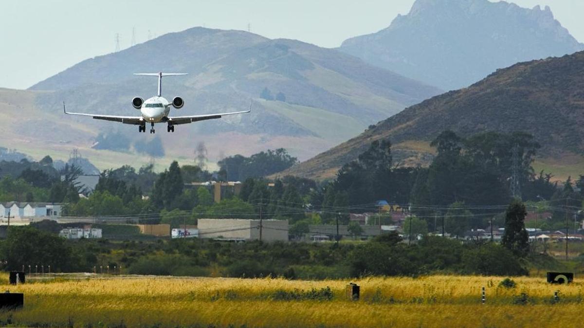 A US Airways flight 2983 from Phoenix lands at the San Luis Obispo County Regional Airport in 2013.