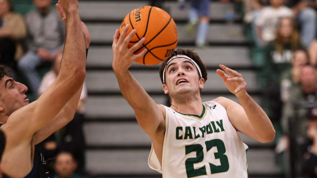 Ethan Menzies lays up a shot. Irvine beat Cal Poly 98-89 in an overtime men’s baskeball game Jan. 2, 2025.