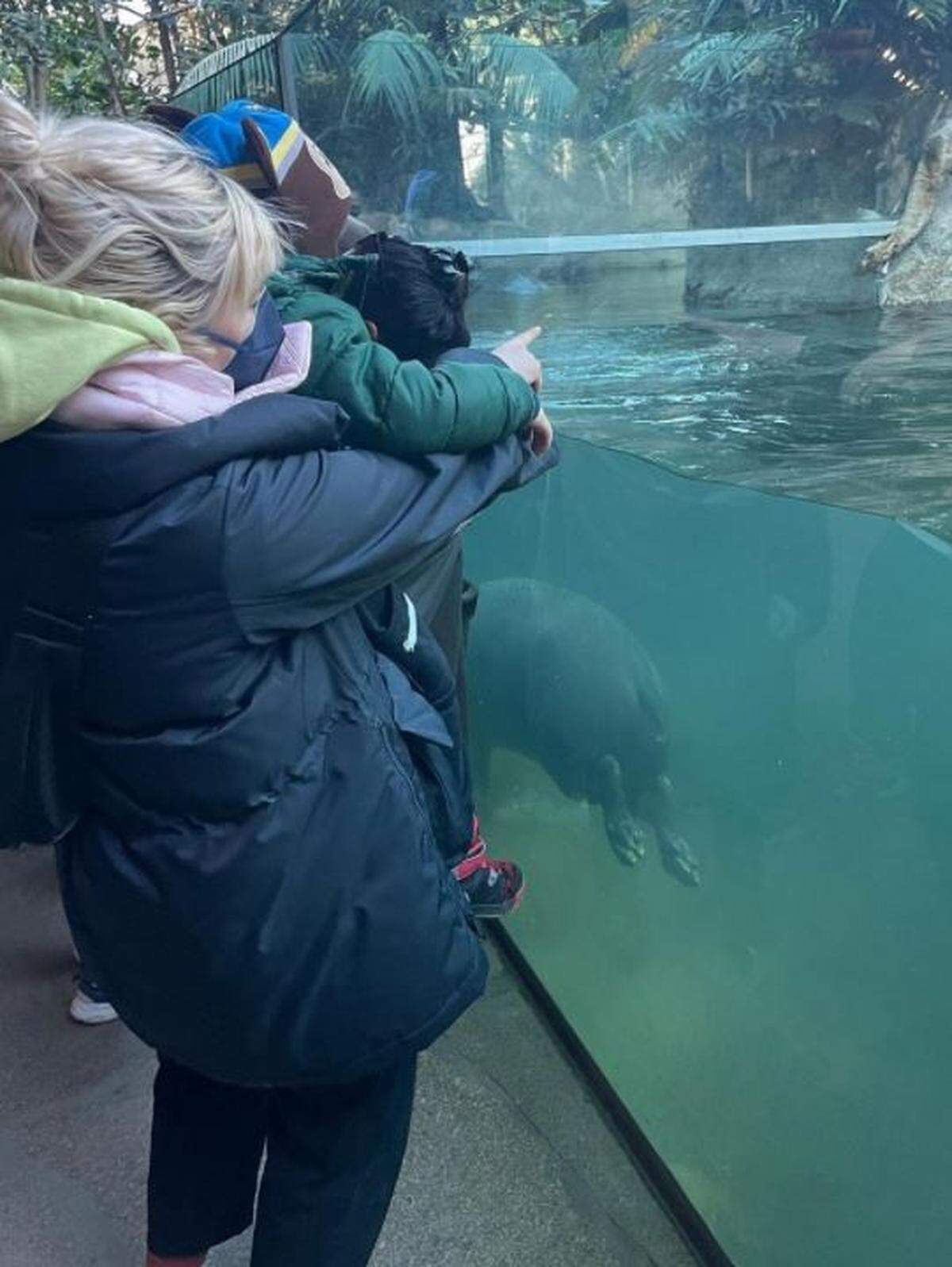 Sophia Kardel holds one of the children she helped escape from Ukraine, during a visit to the aquarium in Berlin.