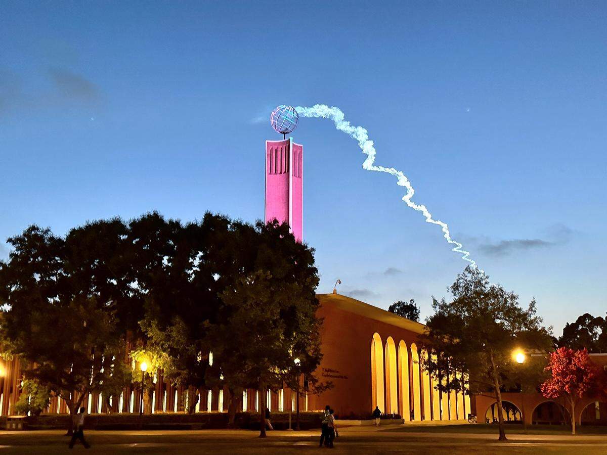 The contrail from the Firefly Aerospace rocket launch visible over the University of Southern California campus on Sept. 14, 2023.