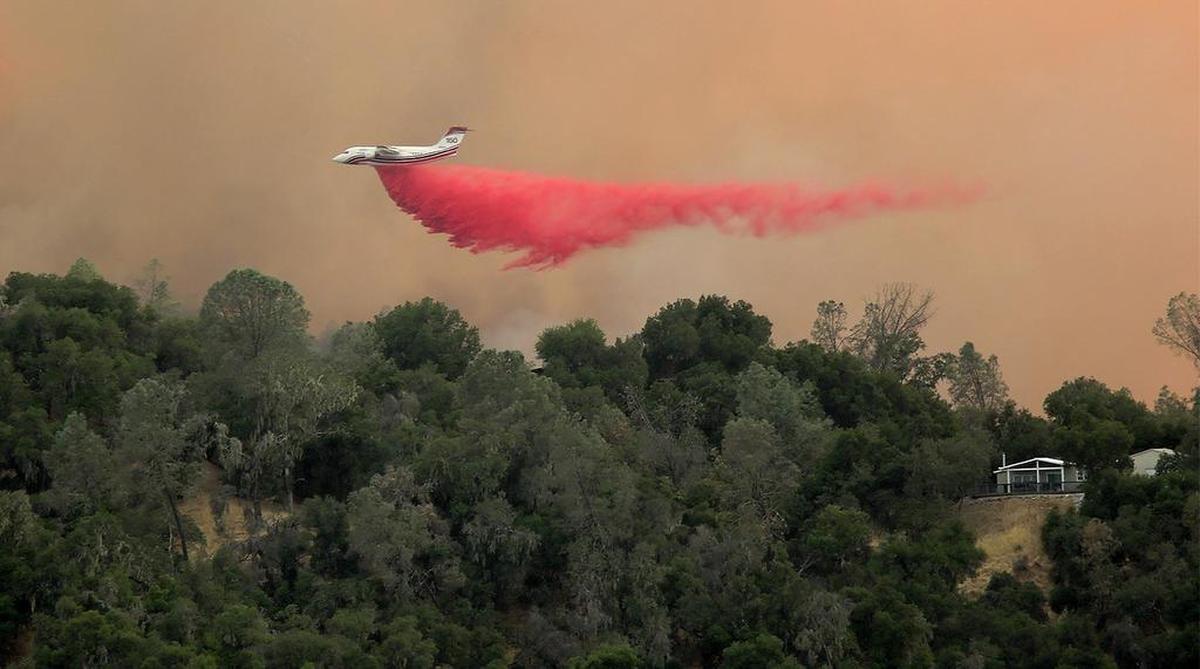 An air tanker drops flame retardant on the Chimney Fire in August 2016.