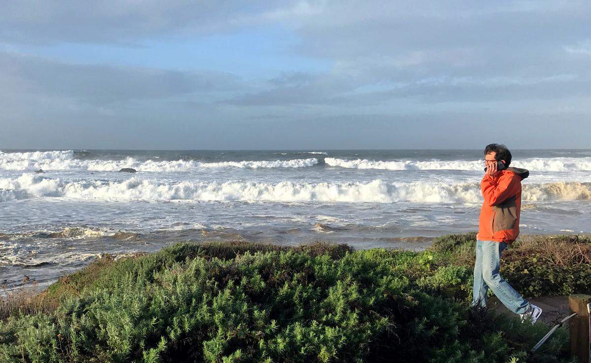 High tide waves crash against the shore at Santa Rosa Creek Overlook on Thursday, Jan. 5, 2023, in the aftermath of the “bomb cyclone” storm that passed through San Luis Obispo County.