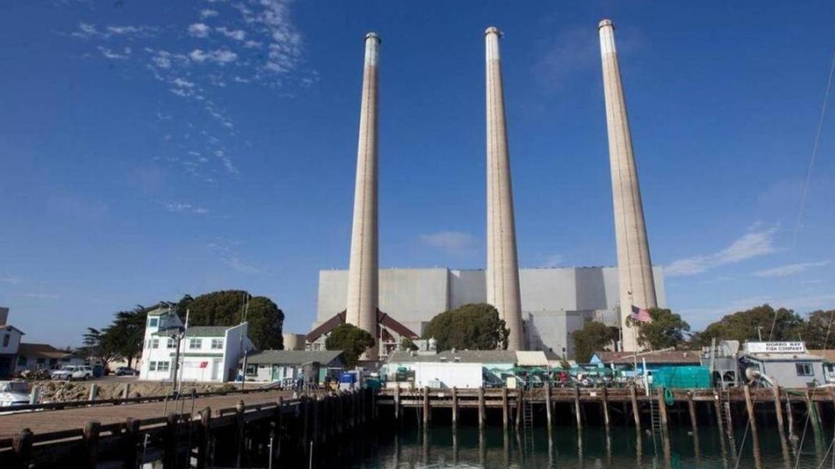 A proposal by Dynegy, Inc. to remove 1950s-era underwater pipelines around the Morro Bay Power Plant cleared its first hurdle Tuesday with the State Lands Commission. The project is still years in the making.