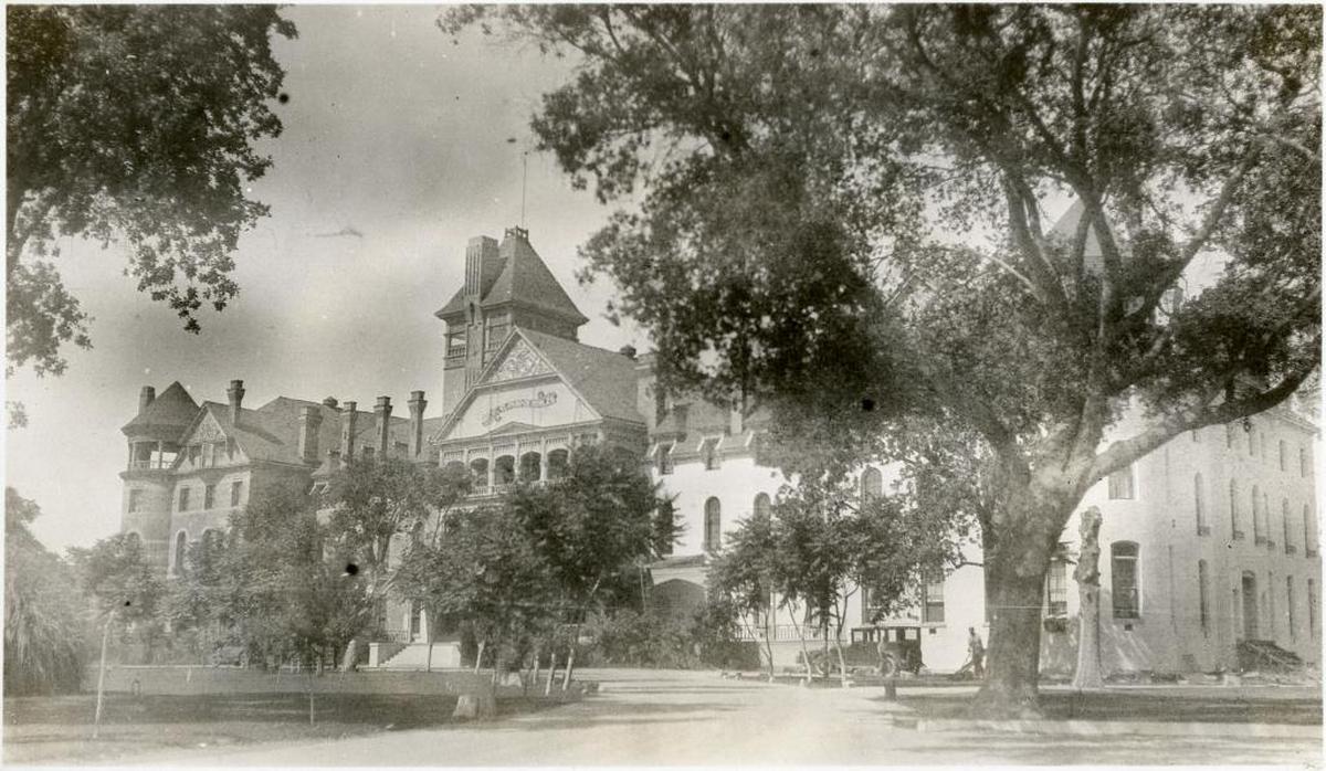 William and Grace McCarthy took photos of the original Paso Robles Hotel during a visit in 1935.