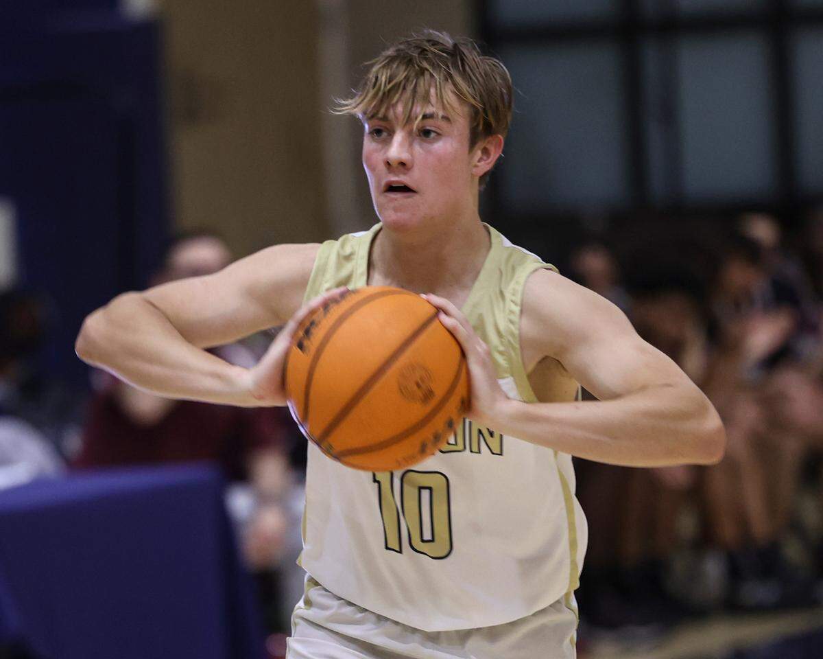 Brayden Mott passes. Mission Prep won 62-51 over Independence basketball playoff Feb. 15, 2024.