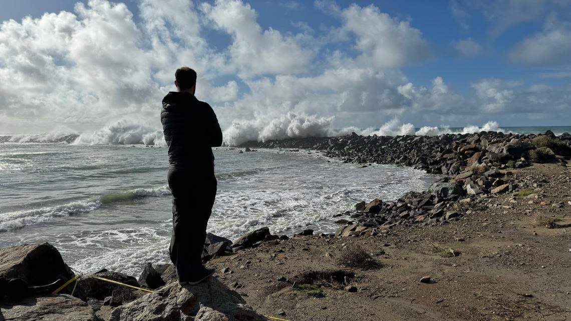 Big waves batter Morro Bay breakwater as Mother Nature puts on a show. See the photos