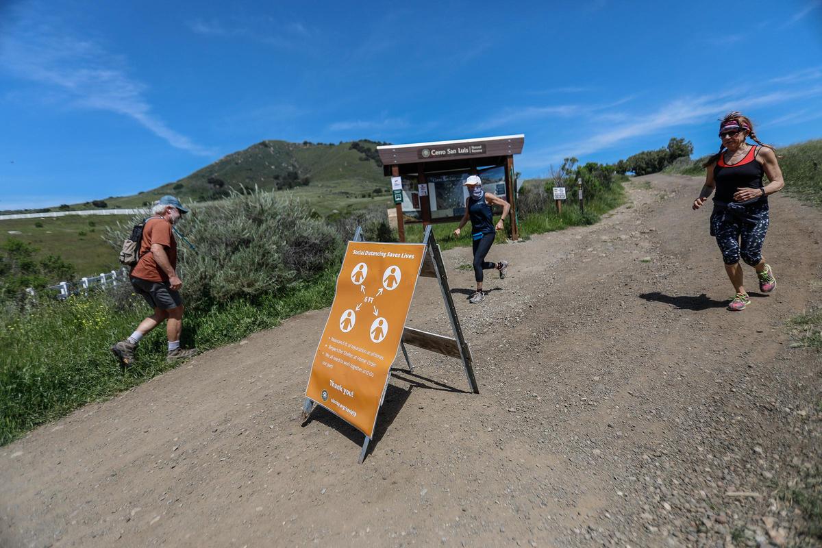 Hikers are supposed to keep their distance on trails, as much as possible and practice “trail etiquette” and social distancing. Hikers on the Cerro San Luis trail.