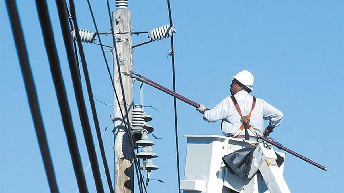 Hundreds of customers in Atascadero experienced power outages for more than two hours Tuesday, Aug. 29, 2017. In this file photo, Pacific Gas and Electric Troubleman Fred Garcia works from a bucket truck to restore power after an outage.
